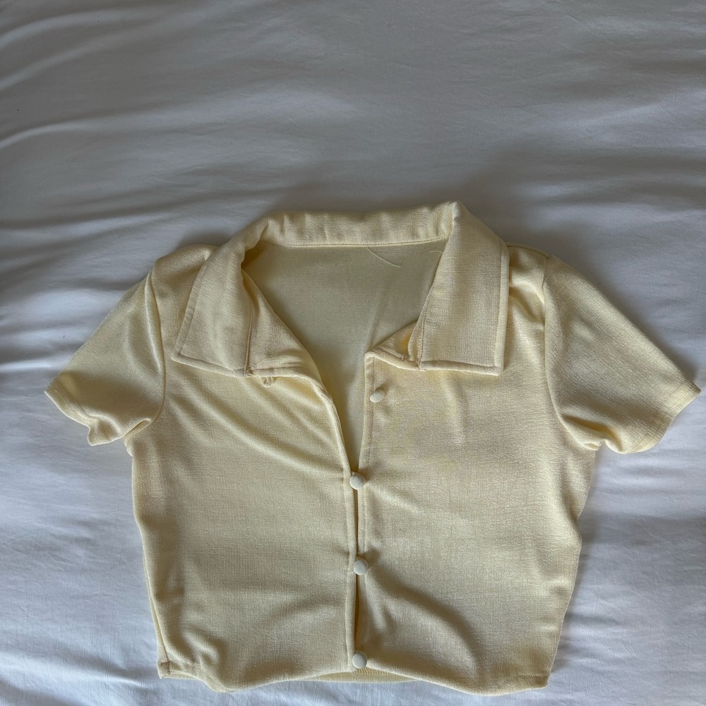 Pale yellow crop blouse. One size. - Picture 1 of 2
